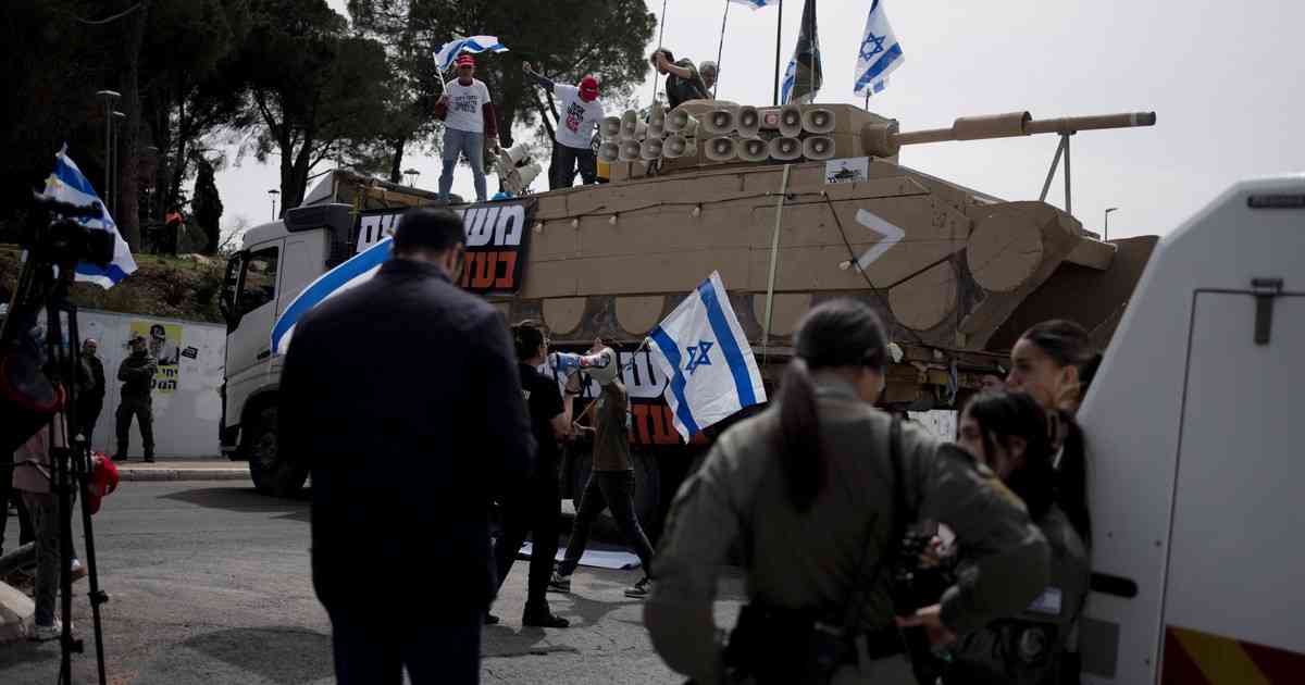 Con sus soldados atrapados en Gaza, Israel quiere reclutar a los ultraortodoxos y se desata otra batalla
