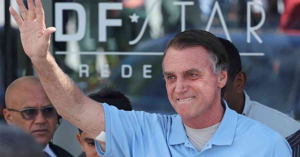 El expresidente de Brasil Jair Bolsonaro sale del hospital tres semanas después de ser operado