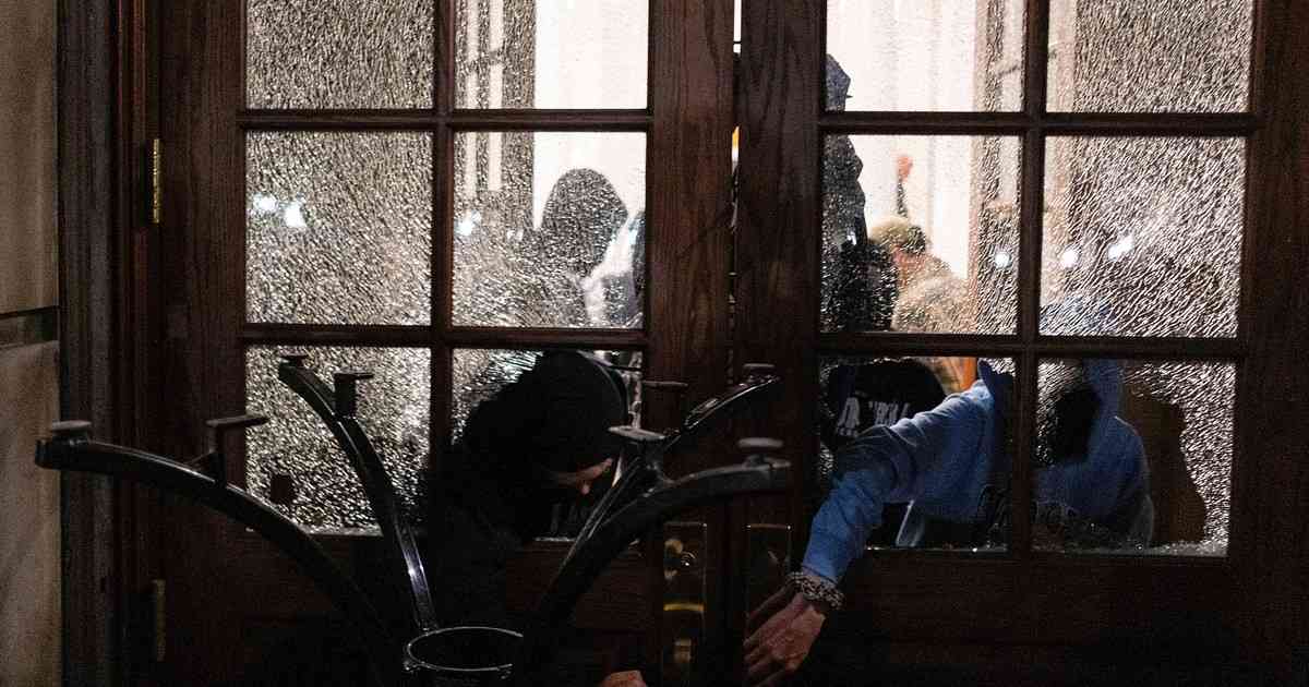 Protestas, redadas y enfrentamientos entre estudiantes y  la policía en Universidad de Columbia: hay 80 detenidos y amenazas de deportación