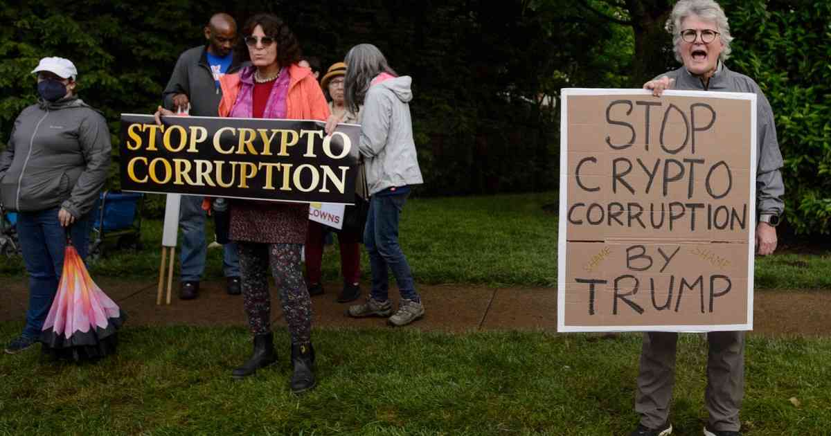 Trump mezcla el cargo público con el beneficio personal y celebra una exclusiva cena con inversores de su criptomoneda
