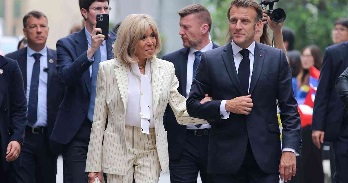 Tras la «bofetada», sonrientes y como si nada, Emmanuel y Brigitte Macron pasearon por Vietnam y partieron a Indonesia
