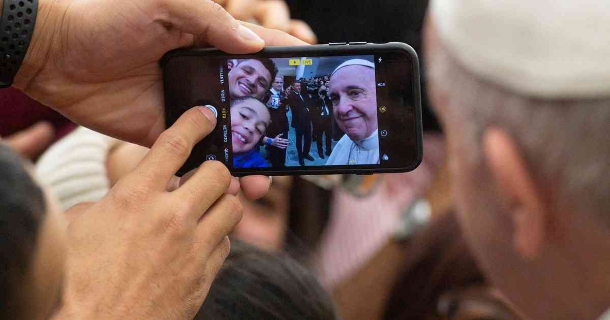Francisco cambió las estampitas por el video del papa: qué opinaba de la inteligencia artificial y cuál fue su último mensaje en las redes sociales